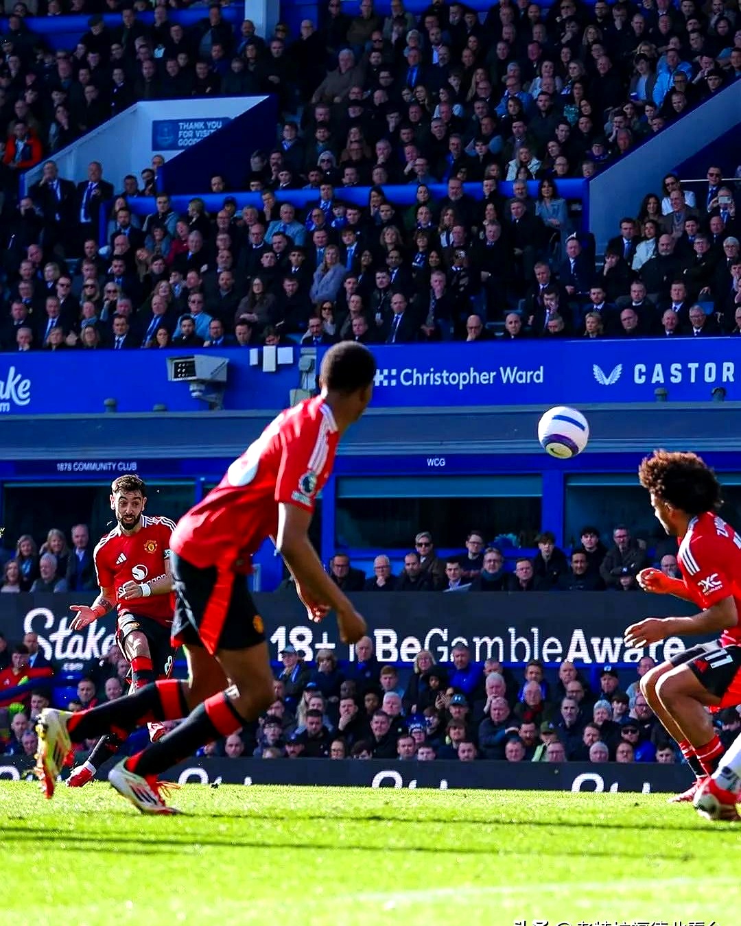 曼联主场作战，欲守住领先优势